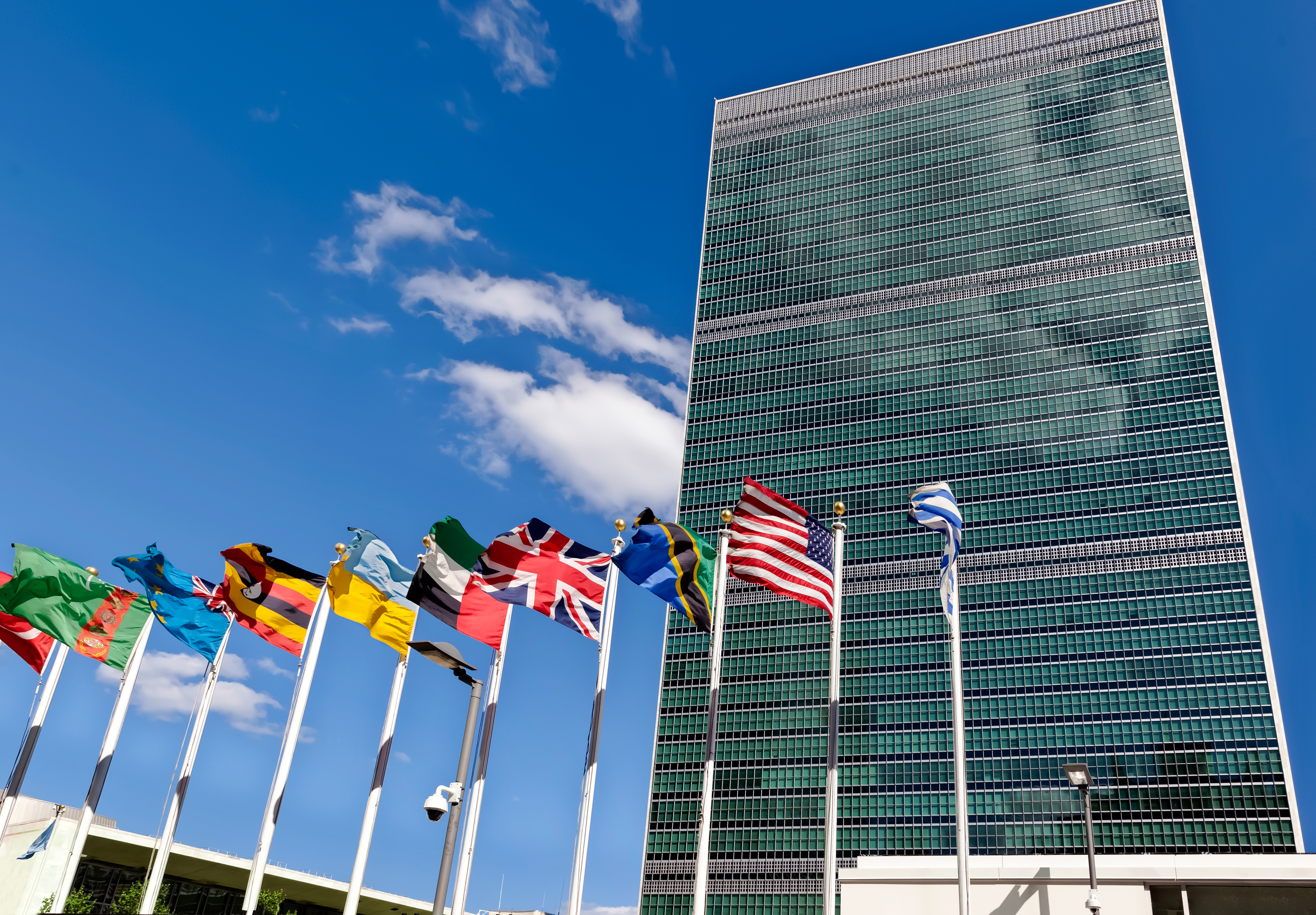 Город штаб квартиры оон. Штаб-квартира ООН В Нью-Йорке. Здание ООН В Нью-Йорке. Здание штаб-квартиры ООН В Нью-Йорке. Здание секретариата ООН В Нью-Йорке.